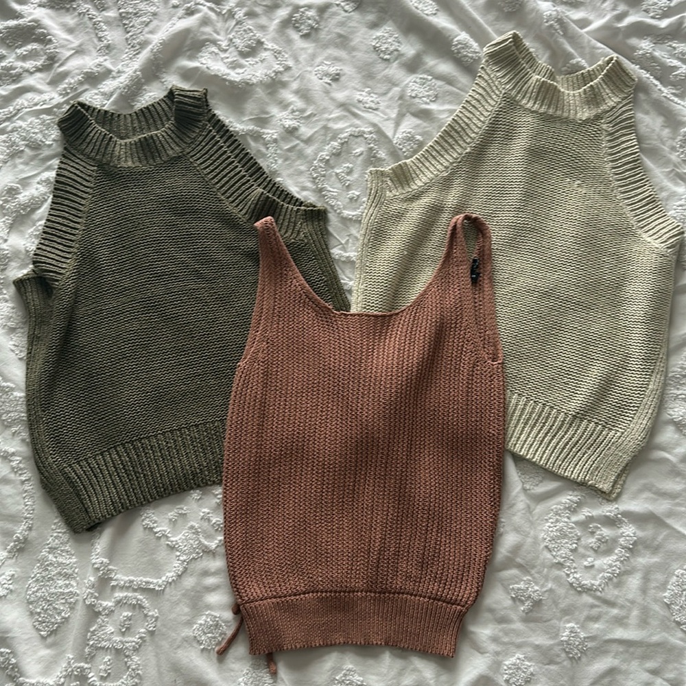 Bundle of Tan Cream and Green Sweater Tank Tops Women size Small GUC